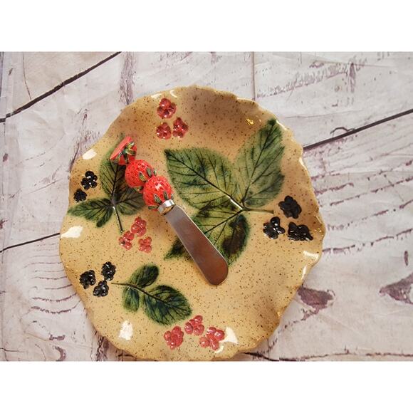 Studio Art Pottery Wavy Dish 7in Tan Pressed Leaf & Berries Pattern Signed - Picture 1 of 10